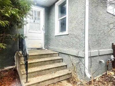 1Jw//Winnipeg/Offers presented as received. Fabulous West Fort Garry Starter Home! Set on a large lo...