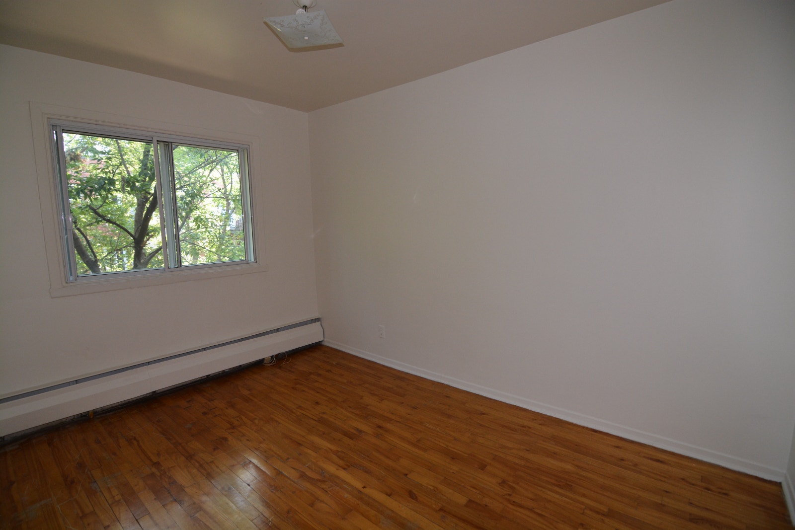 3½  Heated + Hot Water -  NDG - Free parking — photo 2