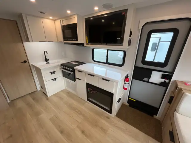 2026 Winnebago THRIVE in Travel Trailers & Campers in Terrace - Image 9