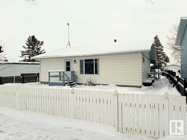 5005 44 ST Drayton Valley, Alberta in Houses for Sale in St. Albert - Image 2