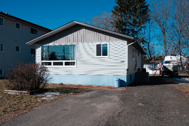 ***609 VICKERS STREET NORTH *** NEW LISTING!!!!*** in Houses for Sale in Thunder Bay