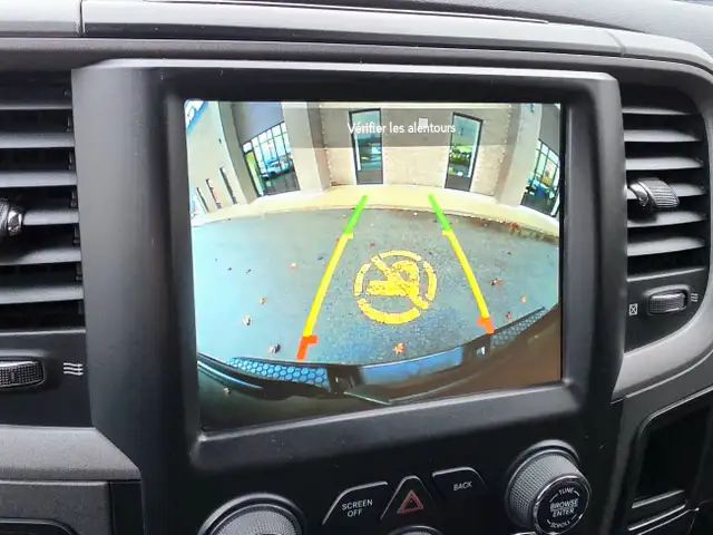 Ram 1500 Classic Express Hemi 4x4 2020 in Cars & Trucks in Laval / North Shore - Image 18