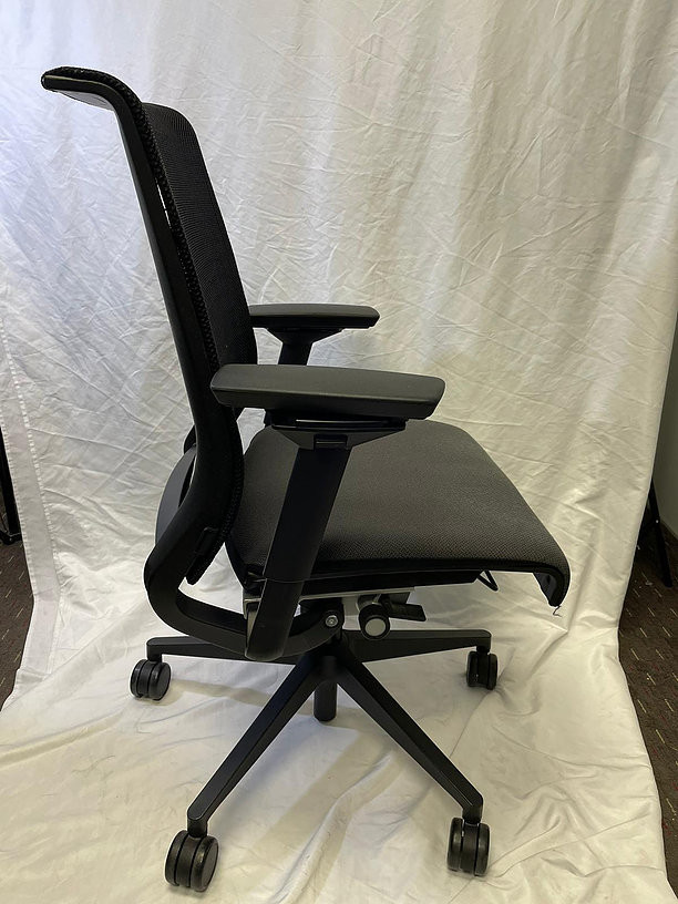 Steelcase Think V1 Chair-Excellent Condition-Call us now! in Chairs & Recliners in Mississauga / Peel Region - Image 3