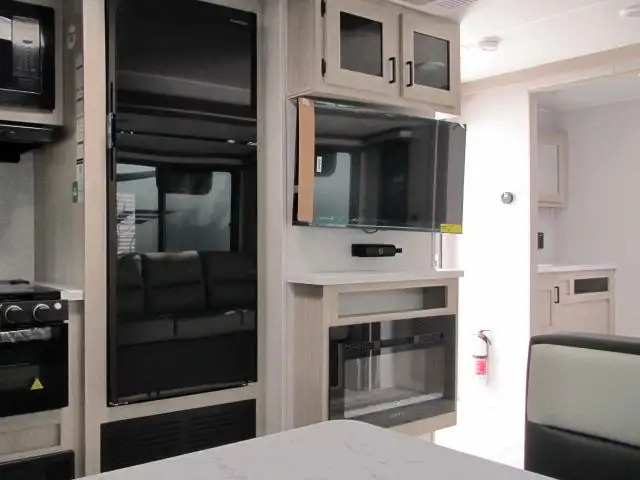 2026 EAST TO WEST DELLA TERRA 261RB-GREAT COUPLES LAYOUT!  in Travel Trailers & Campers in Ottawa - Image 20