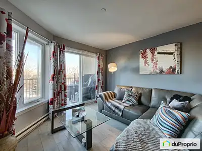 Condo divise/Foyer/Bord de l'eau/Grand balcon/Vue sur rivière Beau condo 3 et demi, plancher de béto...