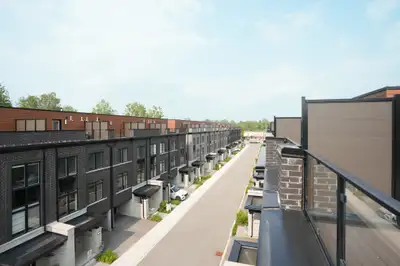 3BR Townhome with Private Rooftop Terrace & Backing onto Conserv