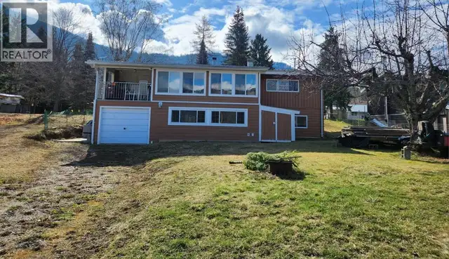 208 Maple Street Fauquier, British Columbia in Houses for Sale in Nelson - Image 3