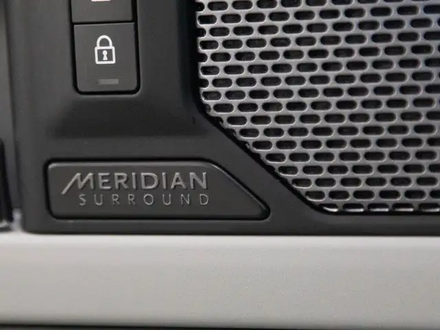 2020 Land Rover Defender P400 | HSE | 110 | MERIDIAN | 20\" WHEE in Cars & Trucks in Mississauga / Peel Region - Image 40