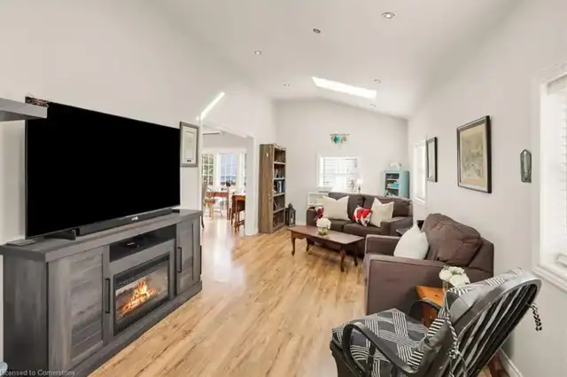 UPDATED BUNGALOW IN GOLDEN HORSESHOE ESTATES - 2 BED, 1 BATH in Houses for Sale in Hamilton - Image 4