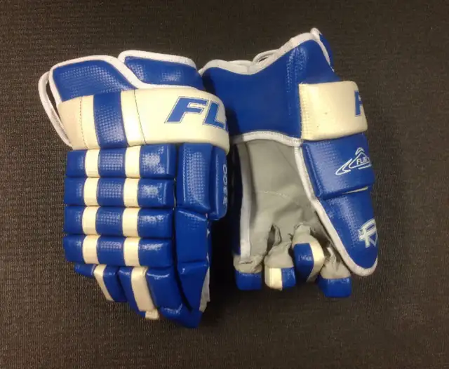Bauer , MX3, X900 skates - hockey equip set & glove in Hockey in City of Toronto - Image 7
