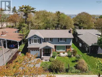 Location, features, and a flexible layout - 7 Briarwood Crescent is a beautiful package at an outsta...