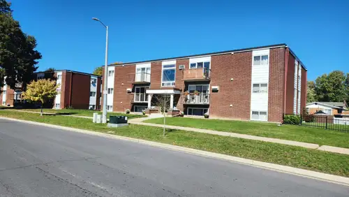 2 BEDR CLOSE TO EAST COURT MALL.SENIORS PREF.CLEAN QUIET BUILDING WALKING DISTANCE FROM 2 MALLS,THEA...