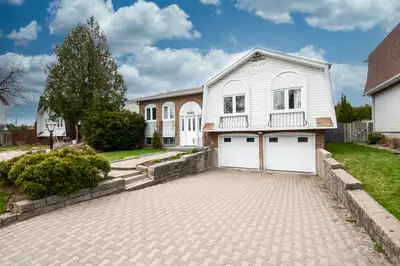 BROSSARD TASTEFULLY RENOVATED HOUSE, SPACIOUS 4 BEDROOMS, 2 BATHROOMS, DOUBLE GARAGE
