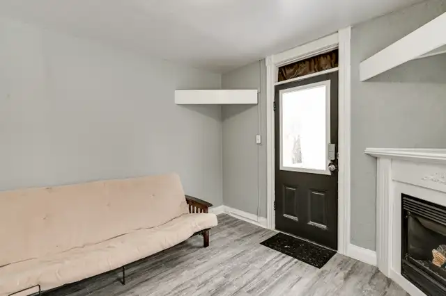 1 Bed / 1 Bath Main Floor Apartment for Rent in London, ON: $1,1 in Long Term Rentals in London - Image 6