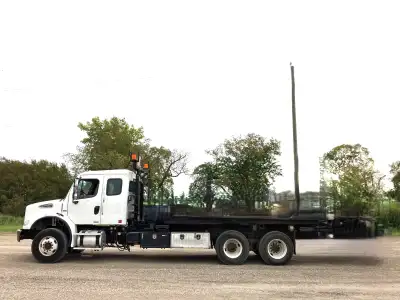 Located in wpg. 2006 Freightliner M2 with 25' of tight double frame. 252" wb. from behind cab to cen...