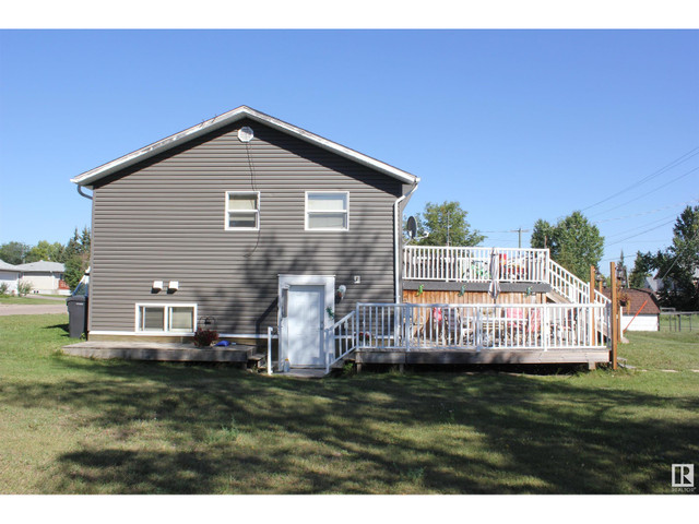 4905 51 AV Elk Point, Alberta in Houses for Sale in Strathcona County - Image 2
