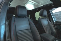 Land Rover Discovery Sport R-Dynamic SE 2023: - Extérieur métallisé noir SANTORINI avec intérieur en... (image 2)