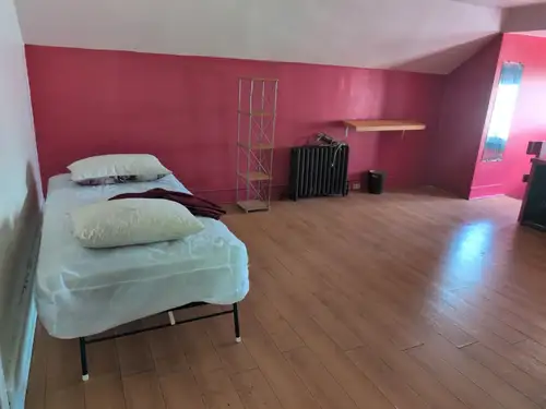 - Grand loft à louer - Chauffé et éclairé - Service de buanderie - Située sur Boulevard St-Joseph pr...