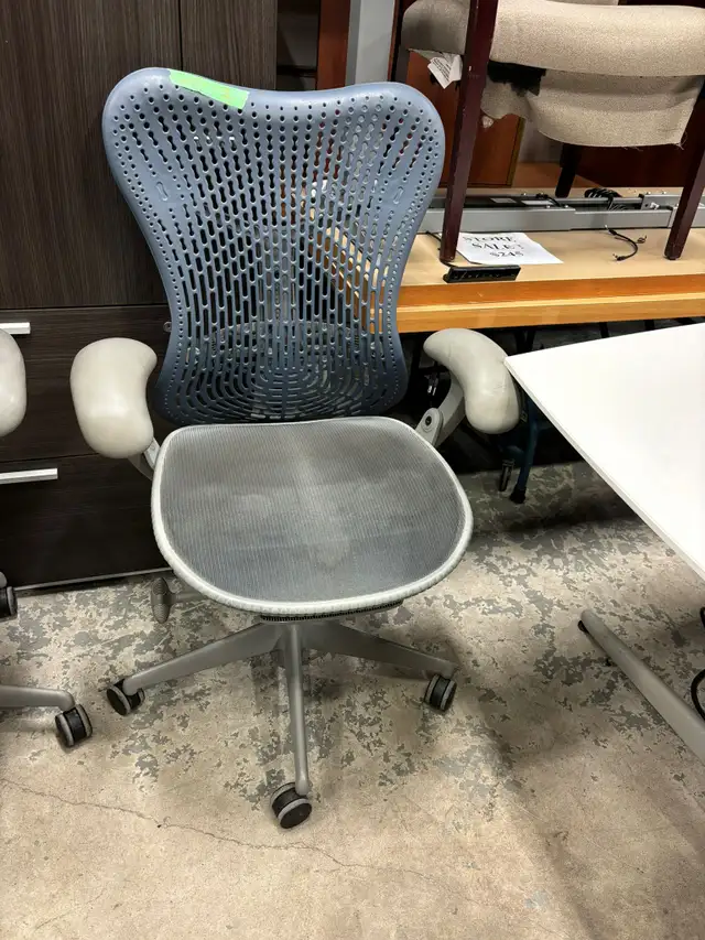 Herman Miller Mirra Chair(Fixed Arms)-Excellent Condition!628632777623051216