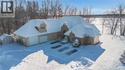 Welcome to an exceptional riverfront estate set along the Saint John River in the community of Mauge...