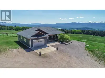 Located in a quiet rural area, this property offers impressive panoramic views, great sun exposure,...