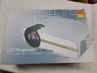 1000 LUMENS - LED PROJECTOR - BRAND NEW