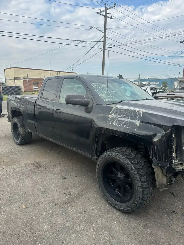 2017 CHEVY SILVERADO 1500 4X4 FOR PARTS! in Auto Body Parts in Calgary - Image 5