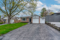 ✨MODERN AND BRIGHT 3 BEDROOM WONDERFUL HOME ON A RAVINE LOT!
