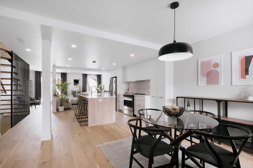 Maison en rangée à louer Grand terrain, air climatisé, piscine