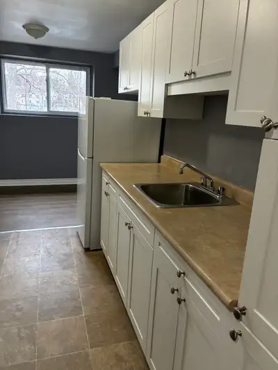 37 Moira Steet East Spacious 2-Bedroom Apartment for Rent – 37 Moira St, Belleville, ON Welcome to y...