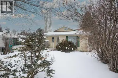 This CHARMING THREE-LEVEL SPLIT sit on a large lot in an unbeatable location. Walking distance to th...