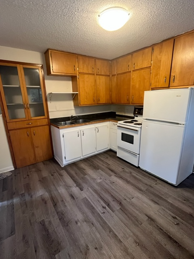 1015 Minnesota St - Unit 2 Apartments in this quiet building at end of street don’t come up often. H...