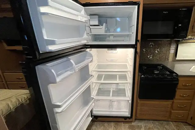 2015 Thor Chateau 33SW - Pre-Owned Super C Motorhome.  in RVs & Motorhomes in Red Deer - Image 33