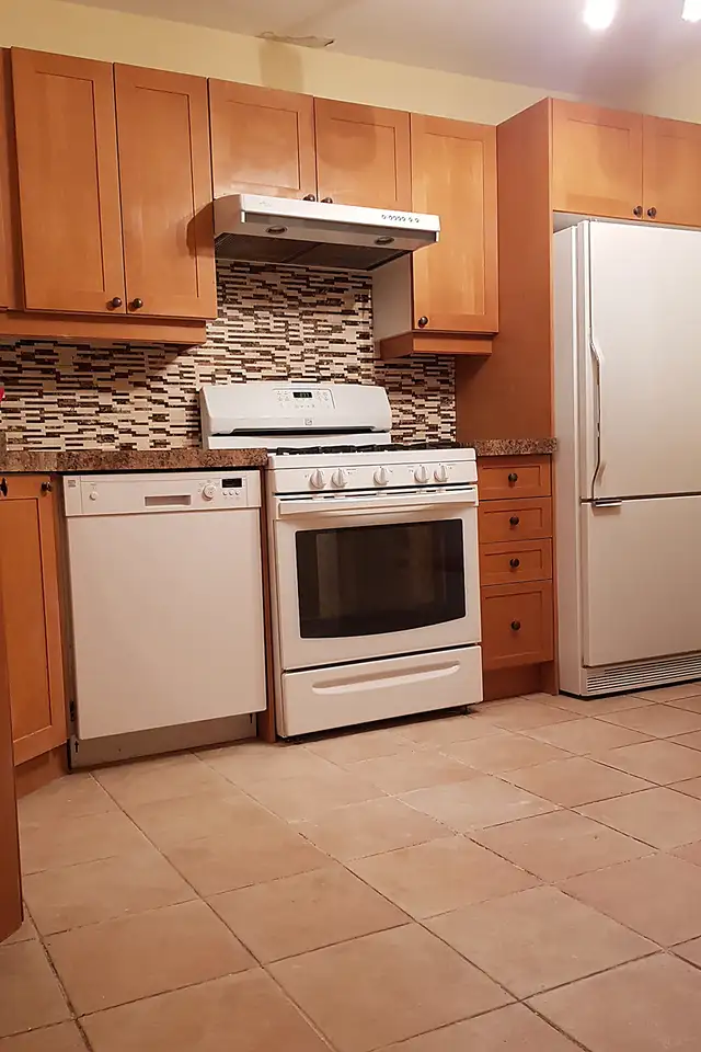 Furnished room near Algonquin, private bath/AC, male only628637504378891216