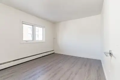 Studio Premium - 9830 105 St. NW *Renovated Suite*