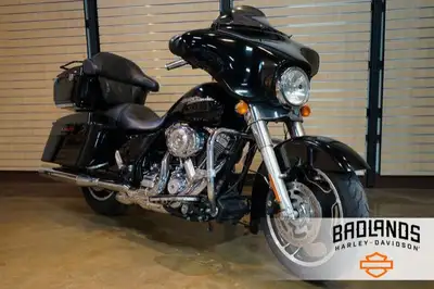 This bike features a stage 1 vance and hines x-pipe exhaust kit, HogTunes blue tooth, detachable tou...
