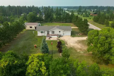 R17//Sandilands/Offers anytime. Property taxes are Net $992.45. Welcome to 12 Manitoba St in the hea...