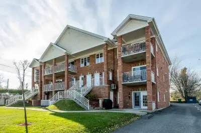 797/803 boul. Lavigerie (Sherbrooke Est), secteur tranquille L'unité 803 libre immédiatement L'unité...