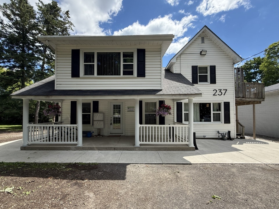 2 storey, 2 bed unit in Portsmouth Village - 3-237 Mowat Ave 2