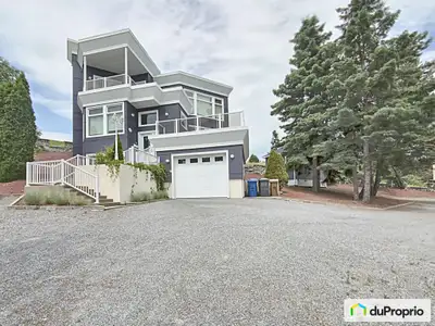 Résidence de prestige (2009) avec de belles pièces orientées vers la ville de Rivière-du-Loup et le...