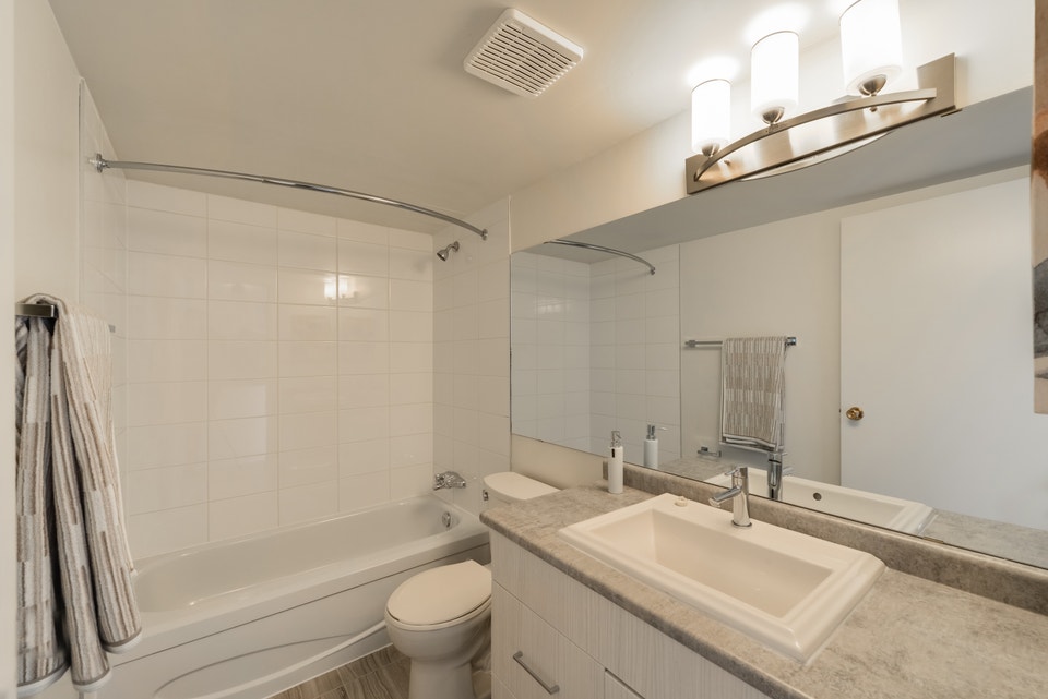 West Edmonton Village - 3 Bedroom Bungalow Premium Apartment for 5