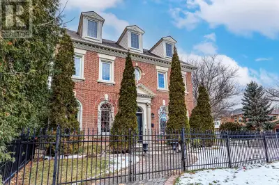 We're happy to present an absolutely gorgeous Georgian style family home featuring sparkling vintage...