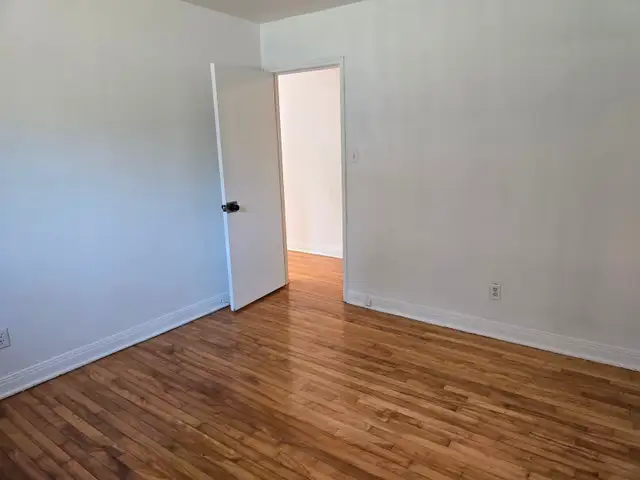 Spacious 3.5-Bedroom Bright Apartment in Mercier (Free July)