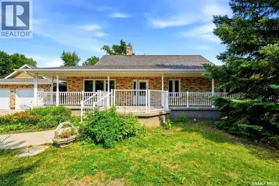 Welcome to 292 Regina Avenue in desirable Sandy Beach. This 3 bedroom bungalow is in excellent condi...