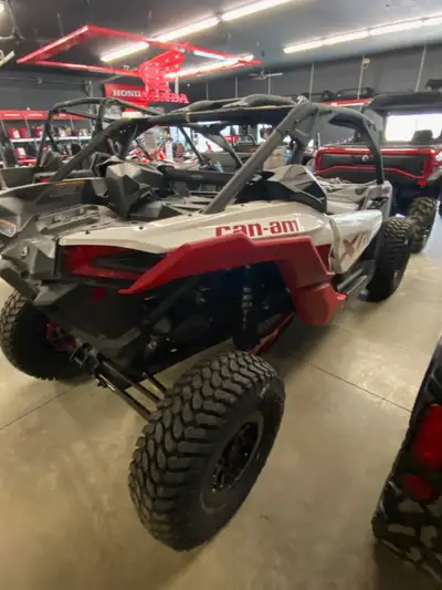 SMART LOK FRONT DIFF / 200 HP / ITC / FOX 2.5 PODIUM PIGGYBACK SHOCKS / 30'' MAXXIS LIBERTY TREAD /...