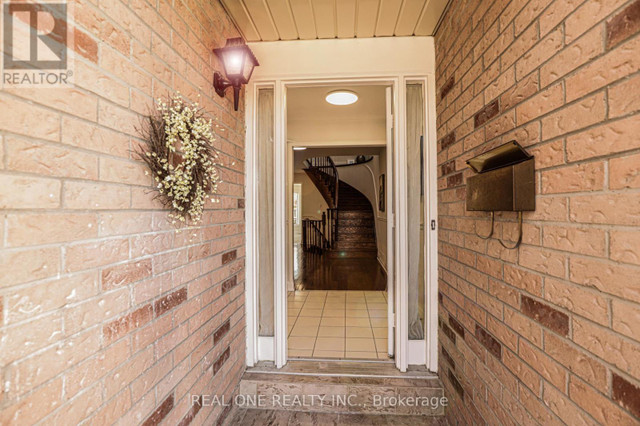 621 WINTERTON WAY Mississauga, Ontario in Houses for Sale in Mississauga / Peel Region - Image 3