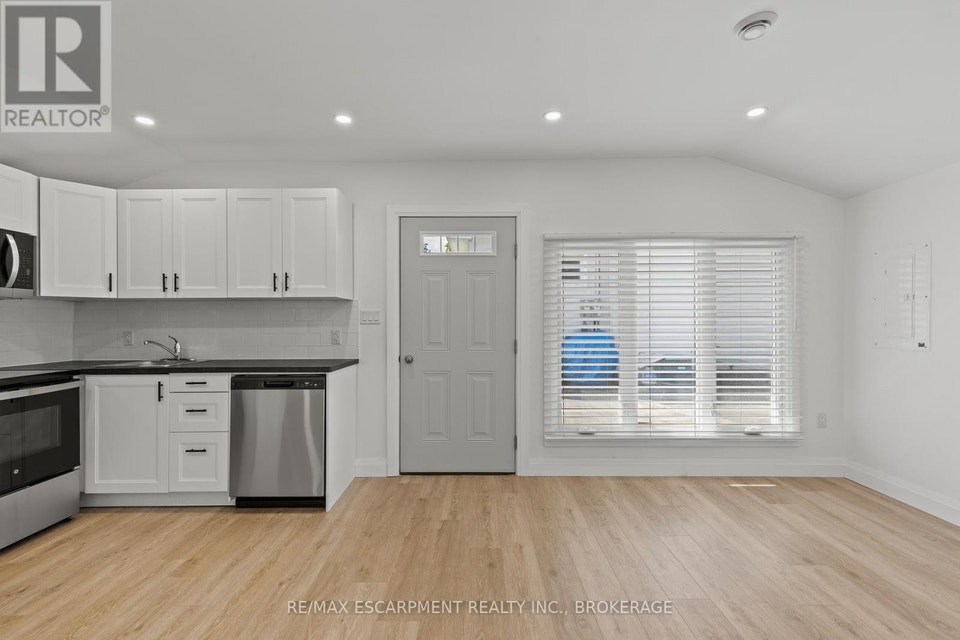 UNIT 2 - 362 GATFIELD AVENUE Welland (Lincoln/Crowland), Ontario 2