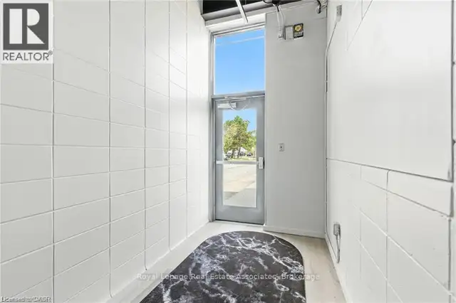 205 - 1232 NORTHSIDE ROAD Burlington (Industrial Burlington), On in Commercial & Office Space for Rent in Oakville / Halton Region - Image 9