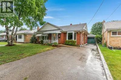Are you looking for a centrally located bungalow in a mature area of the city? Then come check out t...