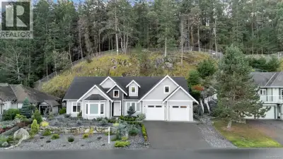 Elegant custom-built rancher in the prestigious Fairwinds Golf Resort community. Just 4–5 years old...
